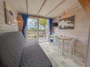 a small room with a table and chairs and a window at Bleubird in Ellemeet
