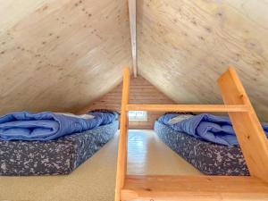 a room with two bunk beds in a cabin at Seagul in Ellemeet +20 photos
