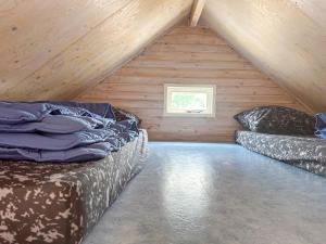 a attic room with two beds and a window at Bumble bee in Ellemeet +23 photos