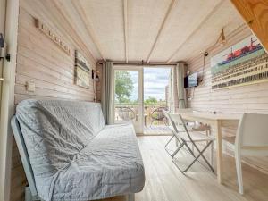 a tiny house with a bed and a table at Seagul in Ellemeet