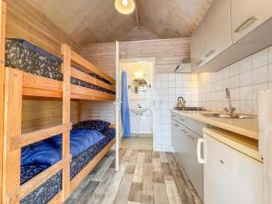 a small bathroom with bunk beds in a room at Surfers Cabin in Ellemeet