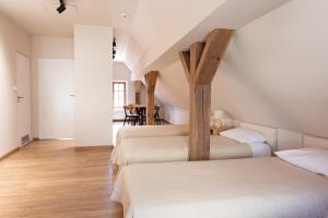 a bedroom with two beds and a table in a room at Krępianka in Sandomierz