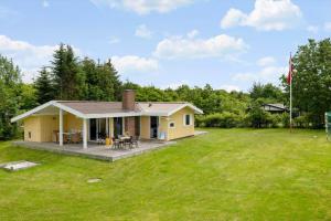 a small yellow house with a large yard at LF15083-Farso-Illeris-153 in Hole