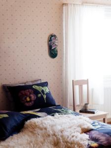 a bedroom with a bed and a window at Majatalo Puukarin Pysäkki in Nurmes