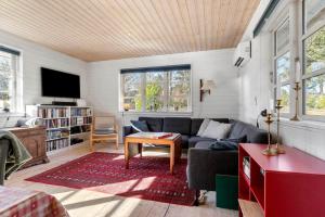 a living room with a couch and a tv at 8880-Grenaa-Lyngtoften-49 in Selkær