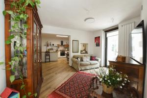 a living room with a couch and a kitchen at Casa Vacanza La Torre in Paratico