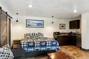 a bedroom with a bed and a kitchen at Heavenly Inn Lake Tahoe in South Lake Tahoe