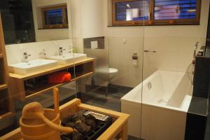 A bathroom at Apartment Smaragdblick Wildkogel Még 16 kép