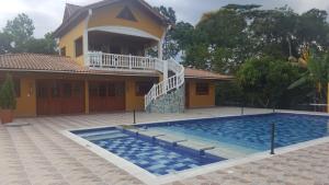 The swimming pool at or close to Finca Maju