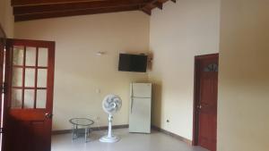 A television and/or entertainment centre at Finca Maju