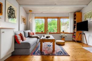 a living room with a couch and a table at SL365-Rude-Vejrovej-1 in Bisserup Strand