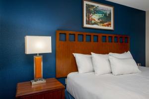 a bedroom with a bed and a lamp on a table at Club Wyndham Tamarack in Wisconsin Dells +17 photos