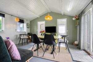 a living room with a table and chairs at SL369-Rude-Hvirvilsvej-4 in Bisserup +16 photos