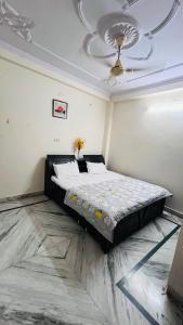 a large bed in a room with a ceiling at Kamlesh Niwas in Rishīkesh