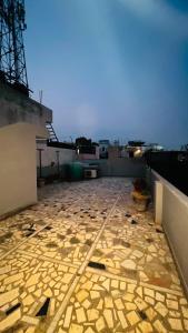 a view of the roof of a building at Kamlesh Niwas in Rishīkesh