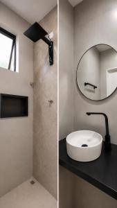 a bathroom with a sink and a mirror at Apartamento Premium Centro 103 in Foz do Iguaçu
