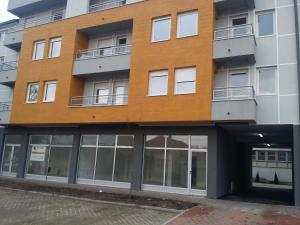 une vue extérieure d'un bâtiment dans l'établissement Apartment Jelena, à Zrenjanin