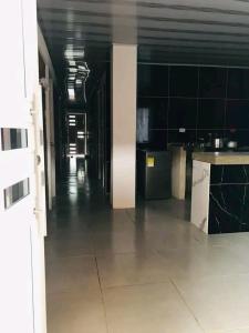 an empty hallway of a building with ailed floor at Cabaña los villa in Necoclí