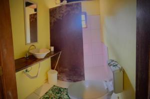 a small bathroom with a toilet and a sink at Kumaru Pousada e Restaurante in Palmeiras