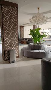 a lobby with a chandelier and a potted plant at علي ريزيدنس Ali Residence in Khamis Mushayt