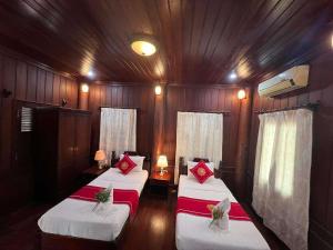 a room with two beds in a boat at Villa Vieng Sa Vanh Hotel & Travel in Luang Prabang +18 photos