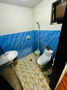a bathroom with a toilet and a bidet at Beachside House with 2 bedrooms in Dalumpinas Oeste