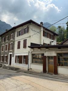 an old white building on the side of a street at Nonaj in Rima San Giuseppe