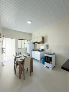 a kitchen and dining room with a table and chairs at Casa 01 - Completa e moderna 5 minutos do centro in Alta Floresta