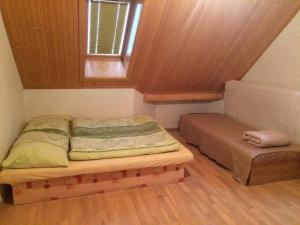 En eller flere senge i et værelse på Chata Miška