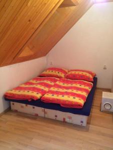 Un pat sau paturi într-o cameră la Chata Miška