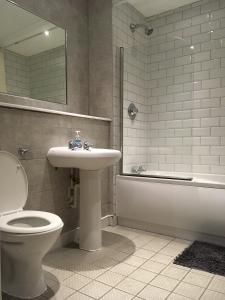 a bathroom with a toilet and a sink and a tub at QuickSpaces Heart of the City in Manchester