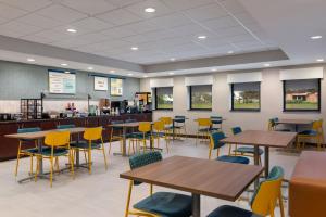 a cafeteria with tables and chairs and a counter at Garner Hotel Wadsworth by IHG in Wadsworth