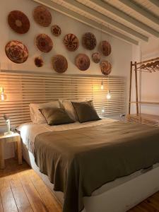 a bedroom with a bed with plates on the wall at Villa Nooma Elvas in Elvas