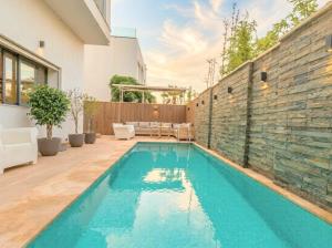 a swimming pool in the backyard of a house at Villa Séréna Pool and Comfy in Tamaris