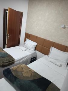 a room with two beds and a partitioned room at Vista do pico Itacolomi in Ouro Preto