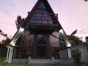 a house with glass windows and a roof at Casa paula in San Agustín
