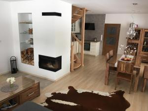 Televízia a/alebo spoločenská miestnosť v ubytovaní Luxury Chalet Stará Lesná