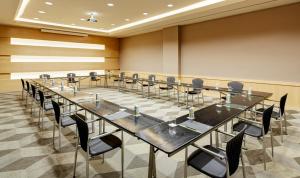 a conference room with a long table and chairs at Sercotel Pozuelo in Pozuelo de Alarcón +27 photos