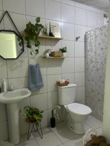 a bathroom with a toilet and a sink at Garanhuns casatres123 in Garanhuns