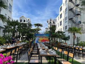 a row of tables and chairs with dishes on them at Thăng long II Hotel flc sầm sơn Thanh Hóa in Sầm Sơn