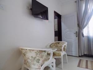 TV a/nebo společenská místnost v ubytování Remmings Hotel Kampala