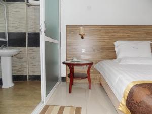 Postel nebo postele na pokoji v ubytování Remmings Hotel Kampala