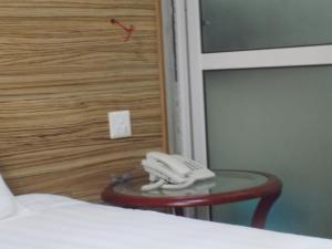 Postel nebo postele na pokoji v ubytování Remmings Hotel Kampala