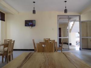 TV a/nebo společenská místnost v ubytování Remmings Hotel Kampala