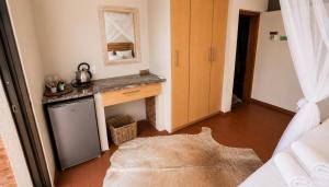 a room with a counter and a sink and a table at Singwe Private Safari Lodge Kruger in Marloth Park
