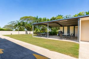 a covered patio with a table and chairs at Motel Ingham in Ingham