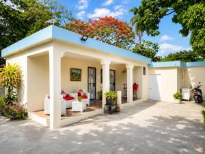 a small house with a blue roof at Bon Appetit Hotel & Restaurant Barahona in Santa Cruz de Barahona