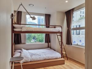 two bunk beds in a room with a window at 수수하우스 서울 in Seoul