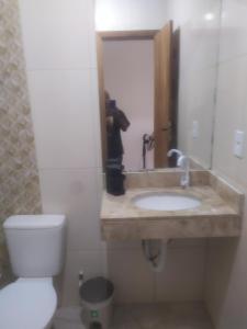 ein Mann, der ein Foto von einem Waschbecken im Badezimmer macht in der Unterkunft Ebora Afro economy in Ilhéus