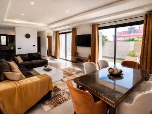 a living room with a table and a couch at Villa ines in Taguermess